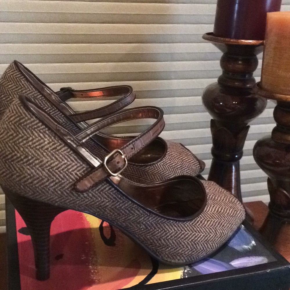Shoes - Picture 3 of 7
